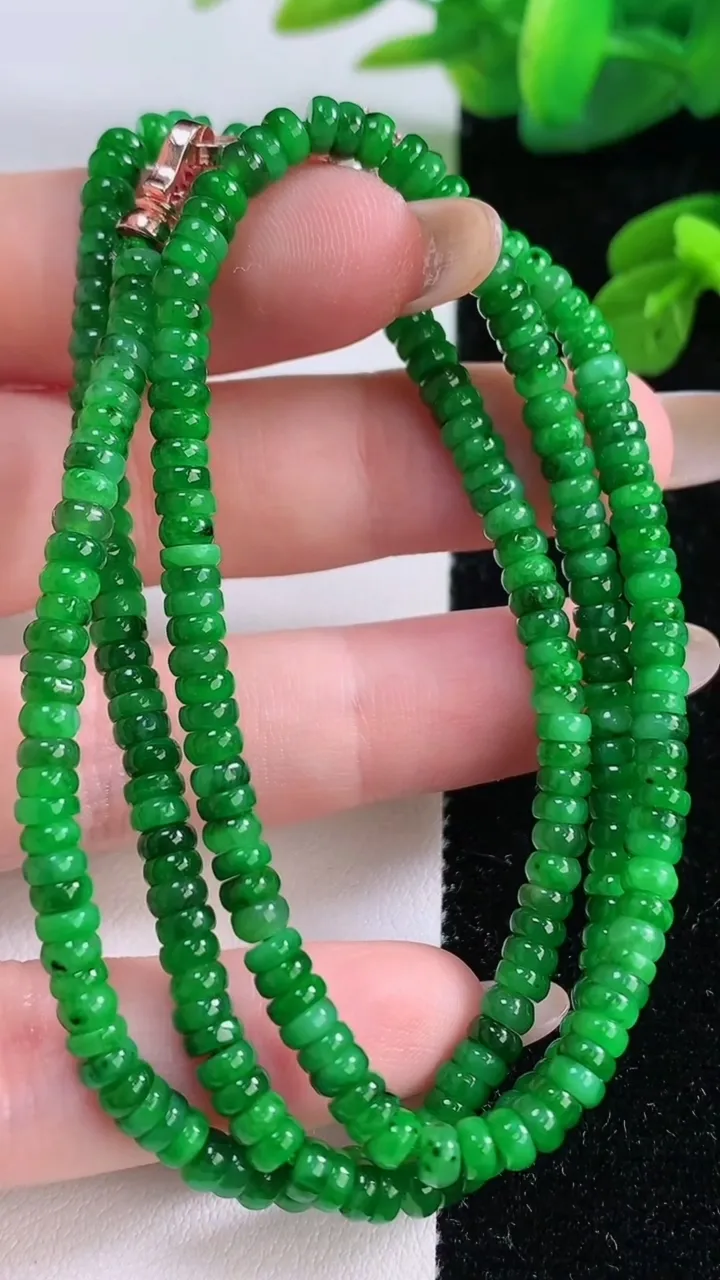 天然A货翡翠算盘珠项链，尺寸3.6-2-268颗，重量:20.82g11月18日
工厂直销收藏佳品,种好水足，色泽均匀，有种有色，上手高大气！