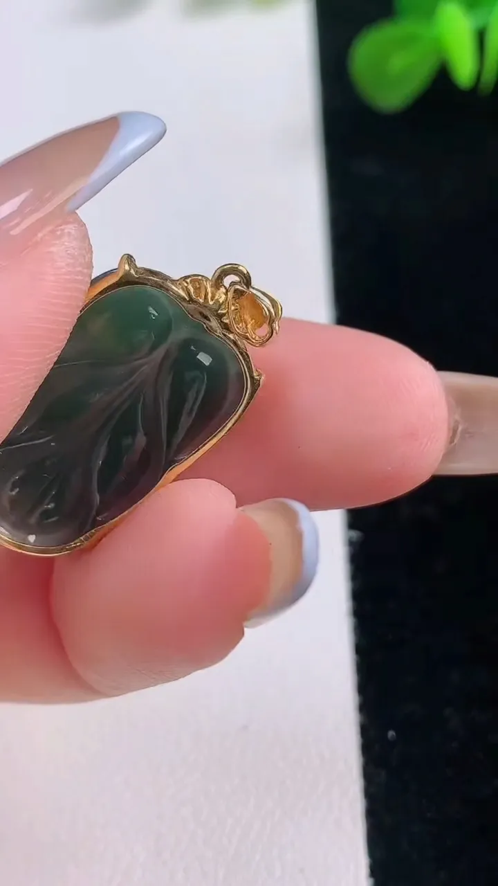 天然A货翡翠18K金蓝水金枝玉叶 叶子吊坠，尺寸30-14.5-3.8，重:2.42g
11月18日