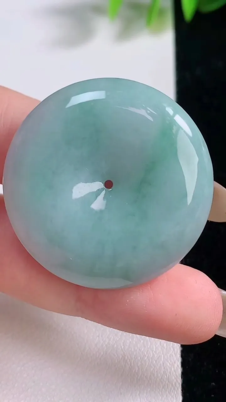 天然A货翡翠飘花平安扣吊坠，尺寸34.4-6.8，重量:17.13g
11月18日