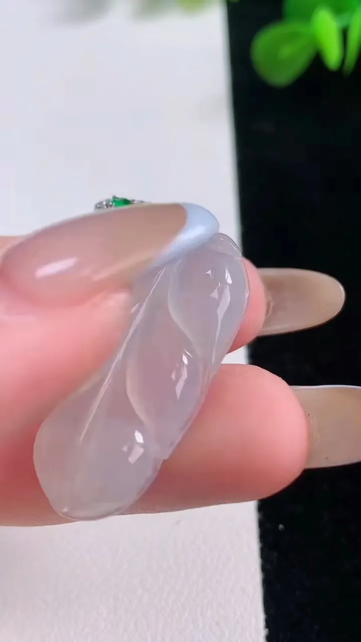 天然A货翡翠金枝玉叶 叶子吊坠，尺寸31.5-17.3-4.7，重:4.72g
11月18日