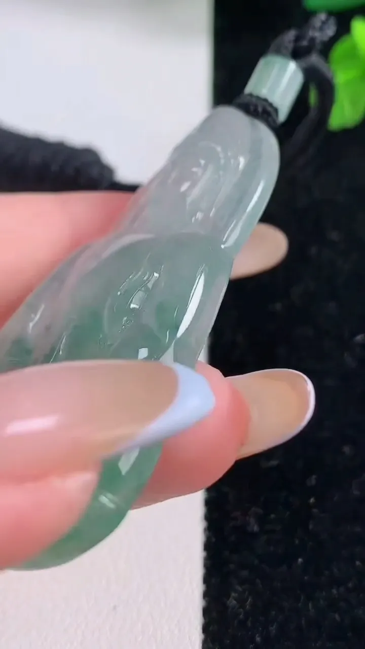 天然A货翡翠观音菩萨吊坠，尺寸58.3-34.5-5.7，重量:25.36g
11月18日