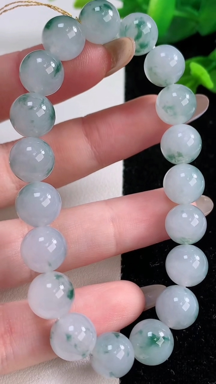 天然A货翡翠种飘花圆珠手串，尺寸9.8-19颗，重量:32.69g11月18日
工厂直销收藏佳品,种好水足，色泽均匀，有种有色，上手高大气！