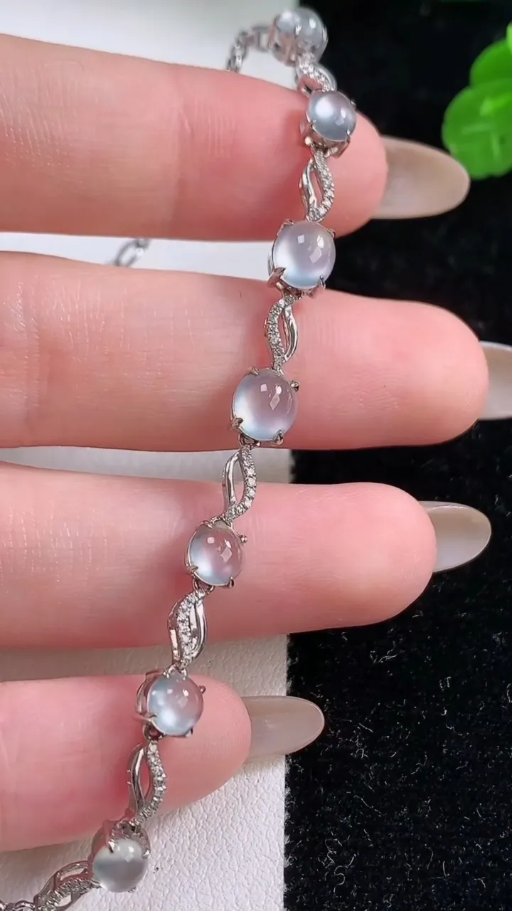 天然A货翡翠种白冰蛋面手链，尺寸5.8-4.9，重量:5.13g
11月18日