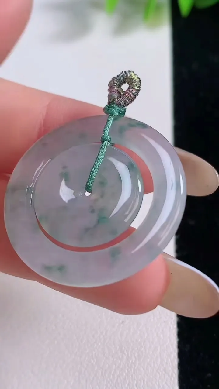 天然A货翡翠冰种飘花母子平安扣吊坠，尺寸28.8-2.9，重量:5.23g
11月18日