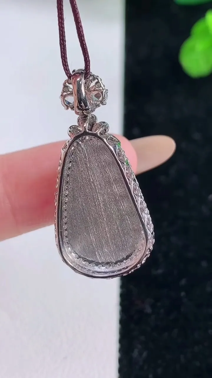 天然A货翡翠福豆吊坠，尺寸31.4-14.8-8.3，裸石19-10.6重量:3.91g
11月18日