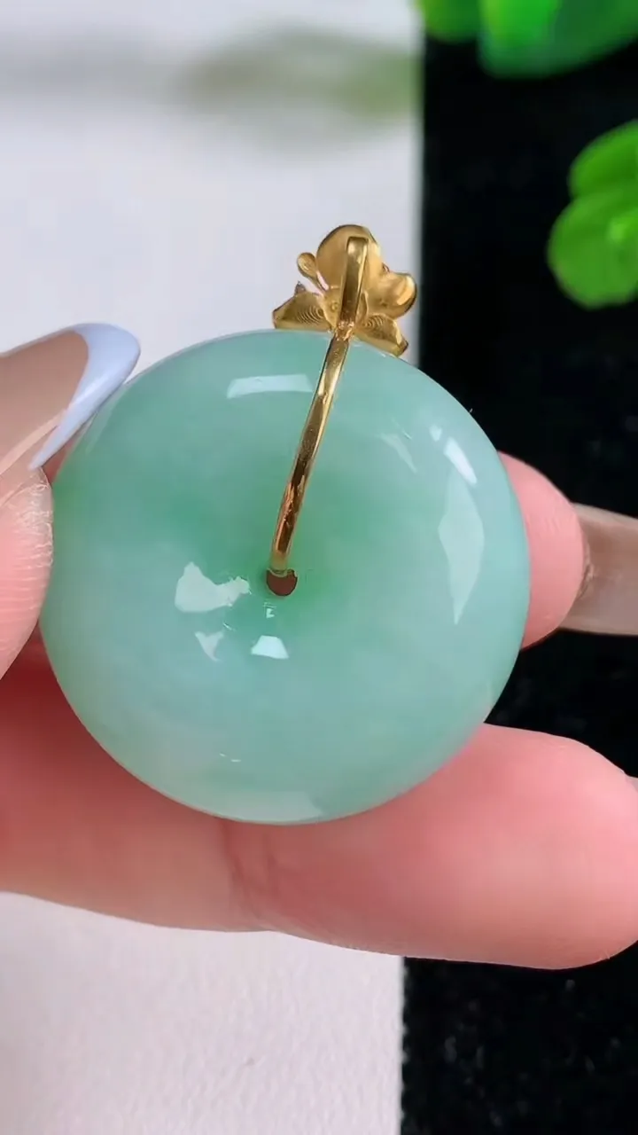 天然A货翡翠平安扣吊坠，尺寸27.6-11，重量:17.69g
11月18日