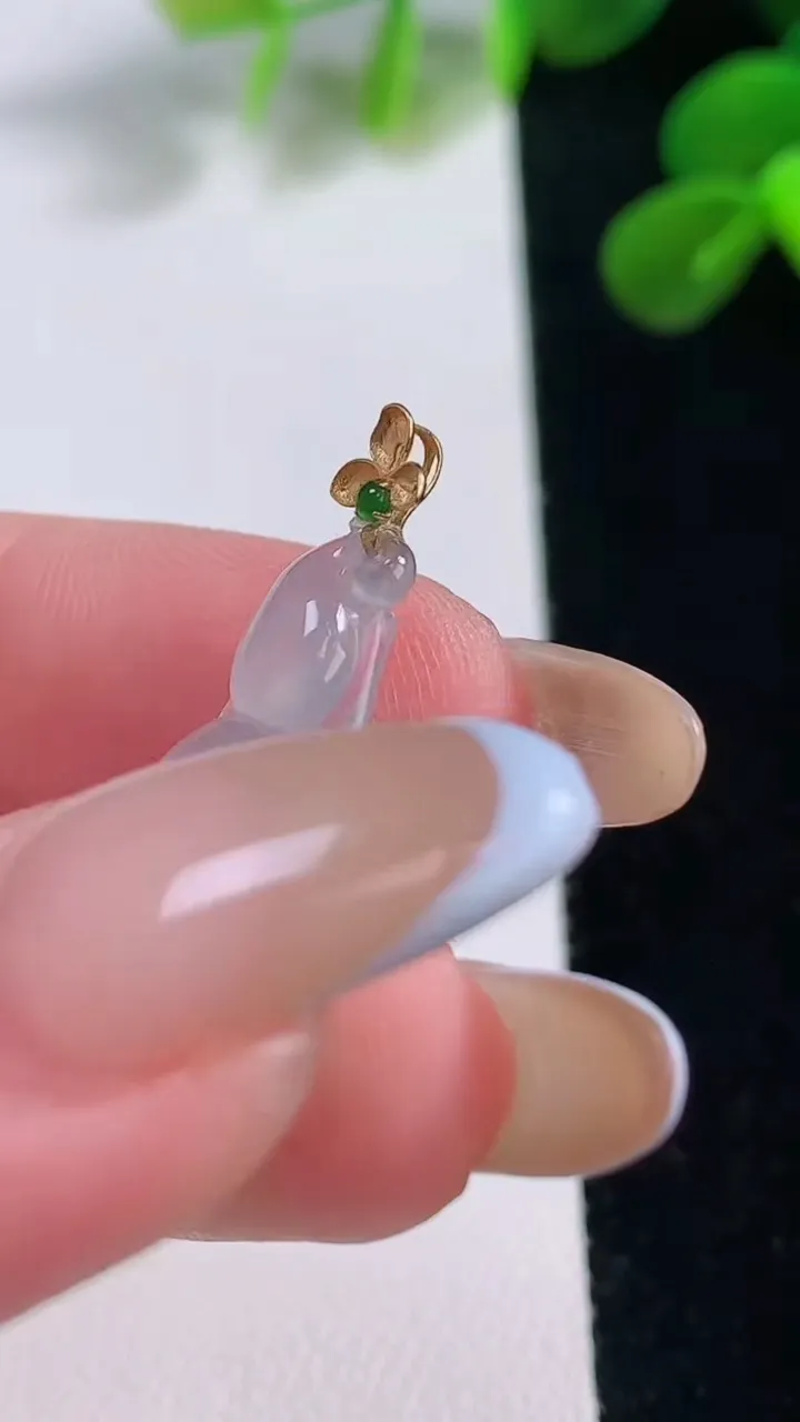 天然A货翡翠种白冰福豆吊坠，尺寸23-11-4.9，重量:1.98g
11月18日