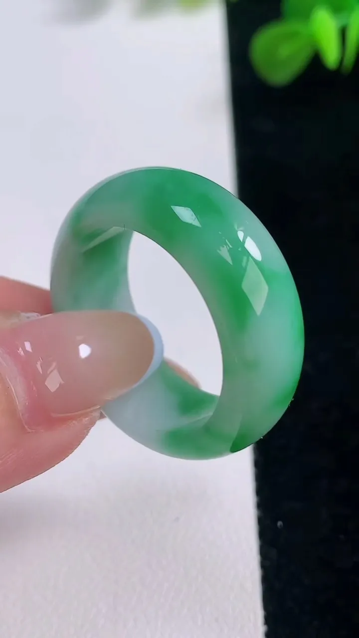 天然A货翡翠指环扳指，尺寸22.1-10.4-4.3，重:10.03g2025年11月18日
工厂直