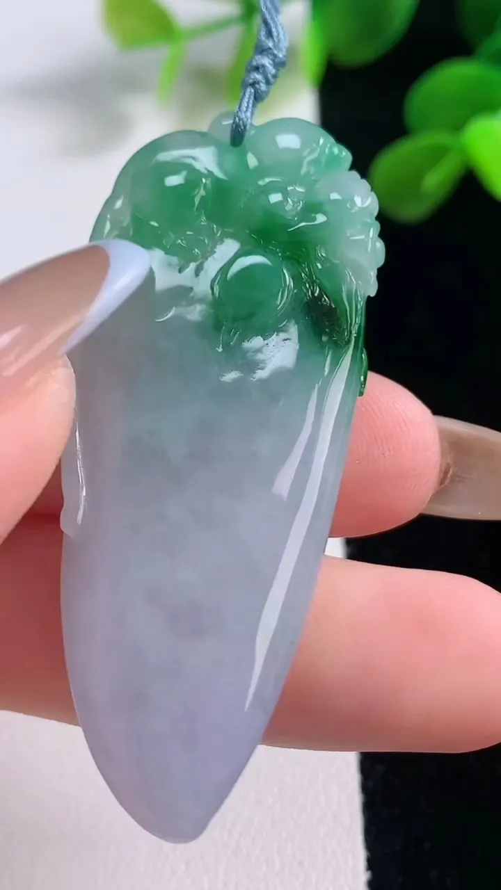 天然A货翡翠福瓜吊坠，尺寸54-21.7-6.7，重量:15.66g
11月18日