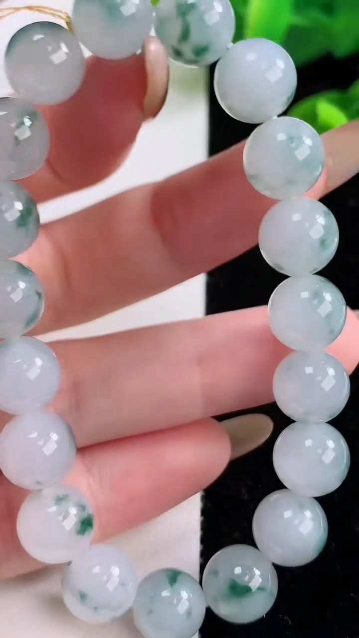 天然A货翡翠种飘花圆珠手串，尺寸9.8-19颗，重量:32.69g11月18日
工厂直销收藏佳品,种好水足，色泽均匀，有种有色，上手高大气！