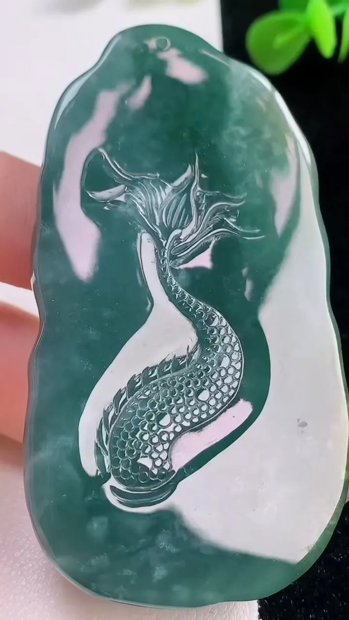 天然A货翡翠龙牌吊坠，尺寸71.3-40.3-12.6，重:68.34g
11月18日