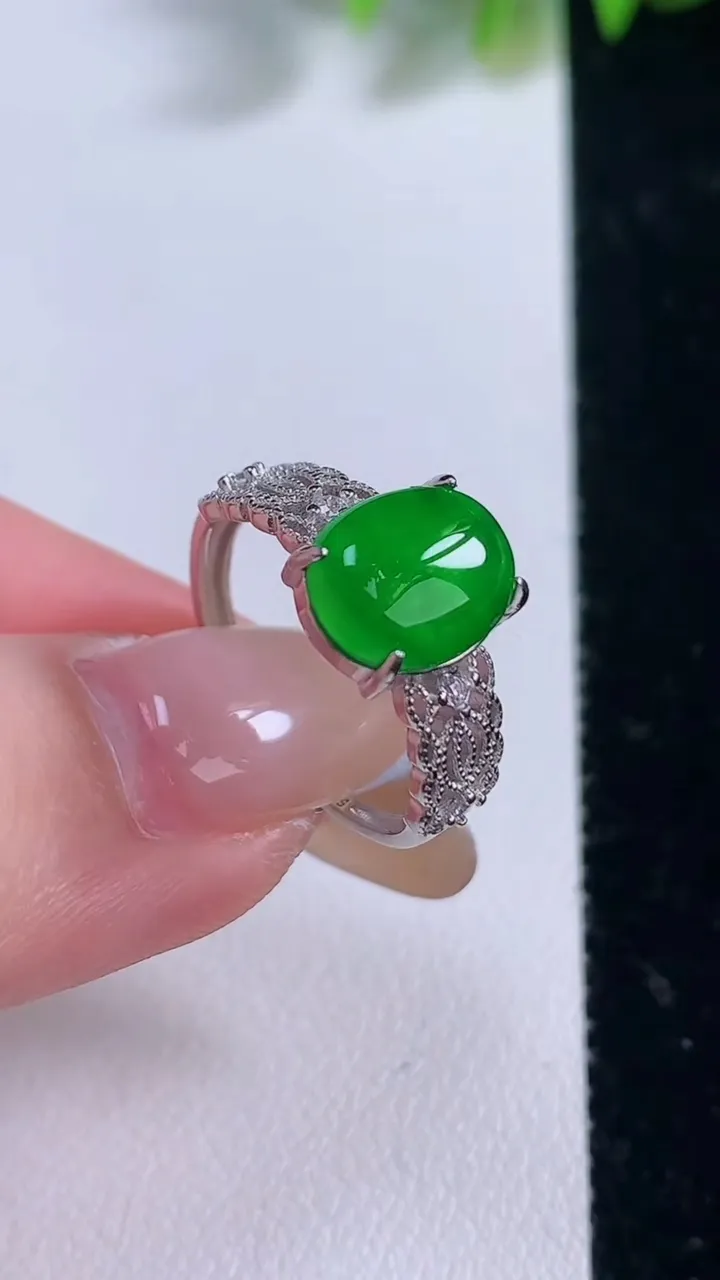 天然A货翡翠蛋面戒指，尺寸10-8-4.7，重量:2.25g2025年11月18日
工厂直销收藏佳品