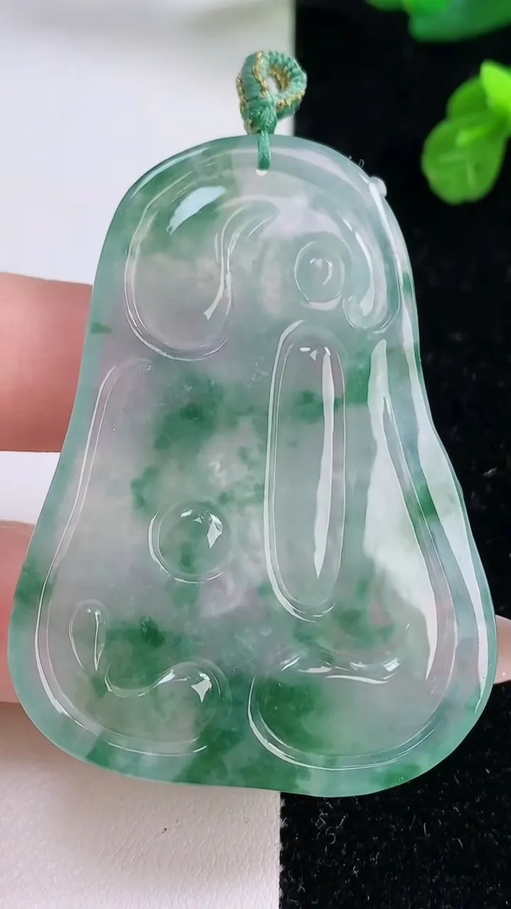 天然A货翡翠种飘花文殊菩萨吊坠，尺寸58.4-42.4-5.9，重量:25.19g
11月18日