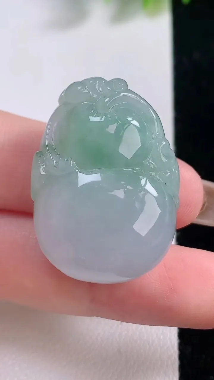天然A货翡翠葫芦吊坠，尺寸31.8-23.4-12，重量:16.45g
11月18日