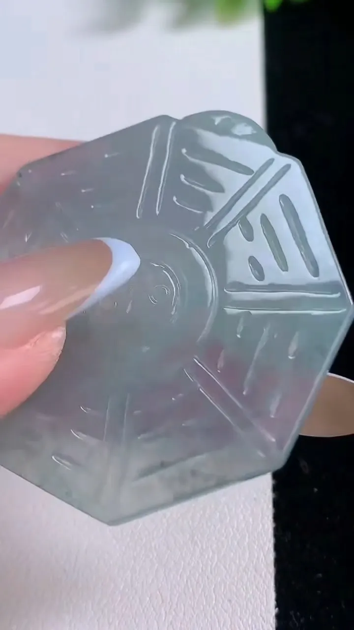 天然A货翡翠冰种飘花八卦牌吊坠，尺寸48.6-45.4-2.4，重量:14.06g
11月18日