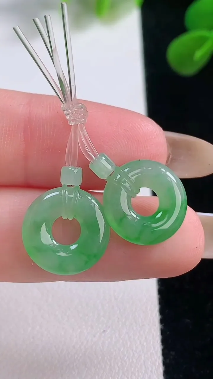 天然A货翡翠平安环吊坠一对，尺寸13-2.2，重量:1.74g
11月18日