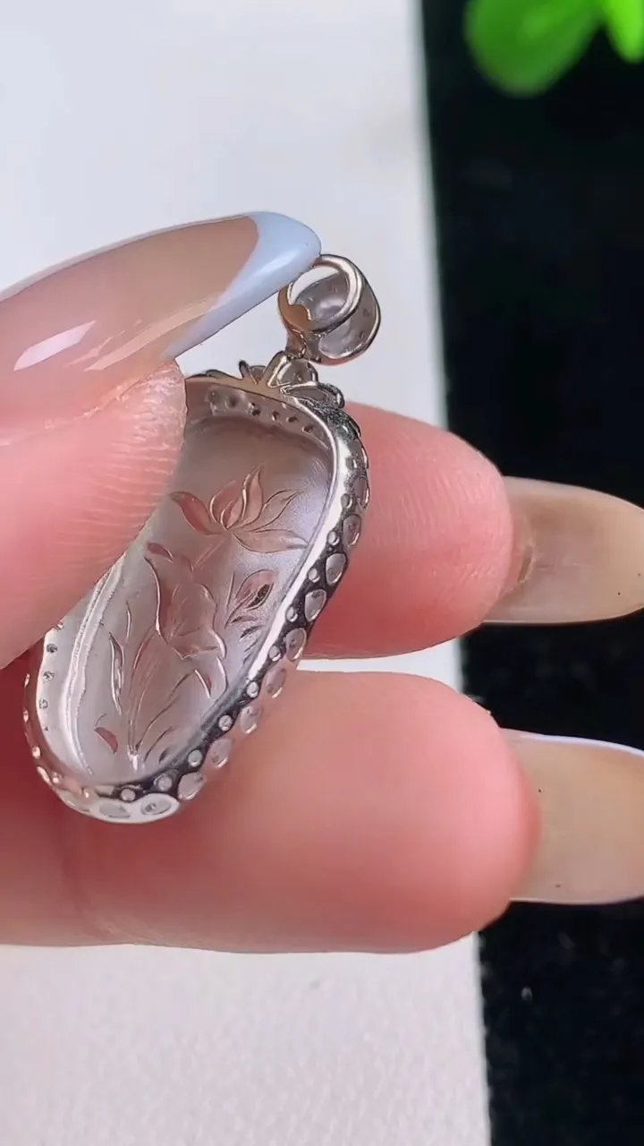 天然A货翡翠金枝玉叶 叶子吊坠，尺寸30.1-18.3-6，裸石20-10重:2.74g
11月18日