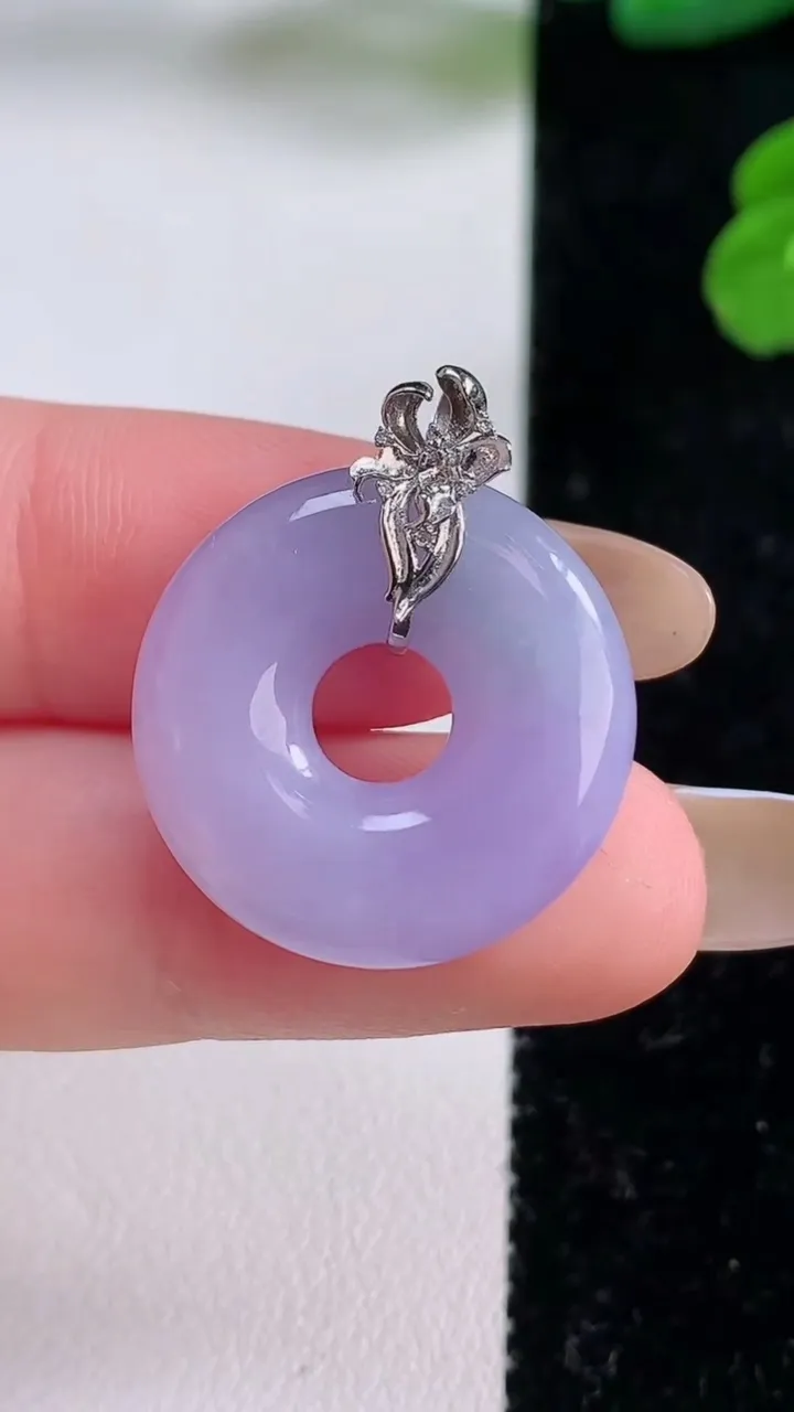 天然A货翡翠18K金紫罗兰平安环吊坠，尺寸21.6-5.2，重量:5.08g
11月18日