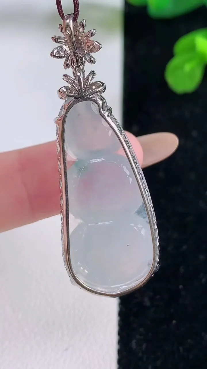 天然A货翡翠种飘花福豆吊坠，尺寸45.2-34-16-8.4，重量:6.60g
11月18日