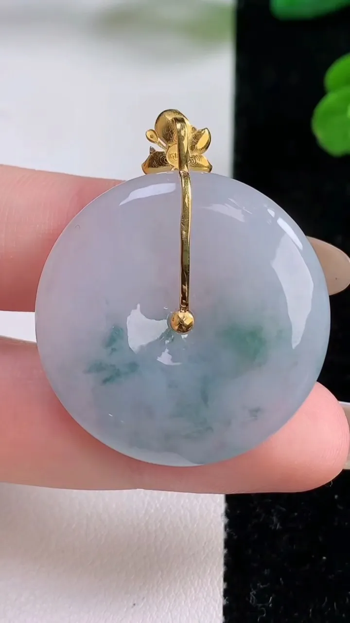 天然A货翡翠种飘花平安扣吊坠，尺寸31-5.3，重量:12.02g
11月18日