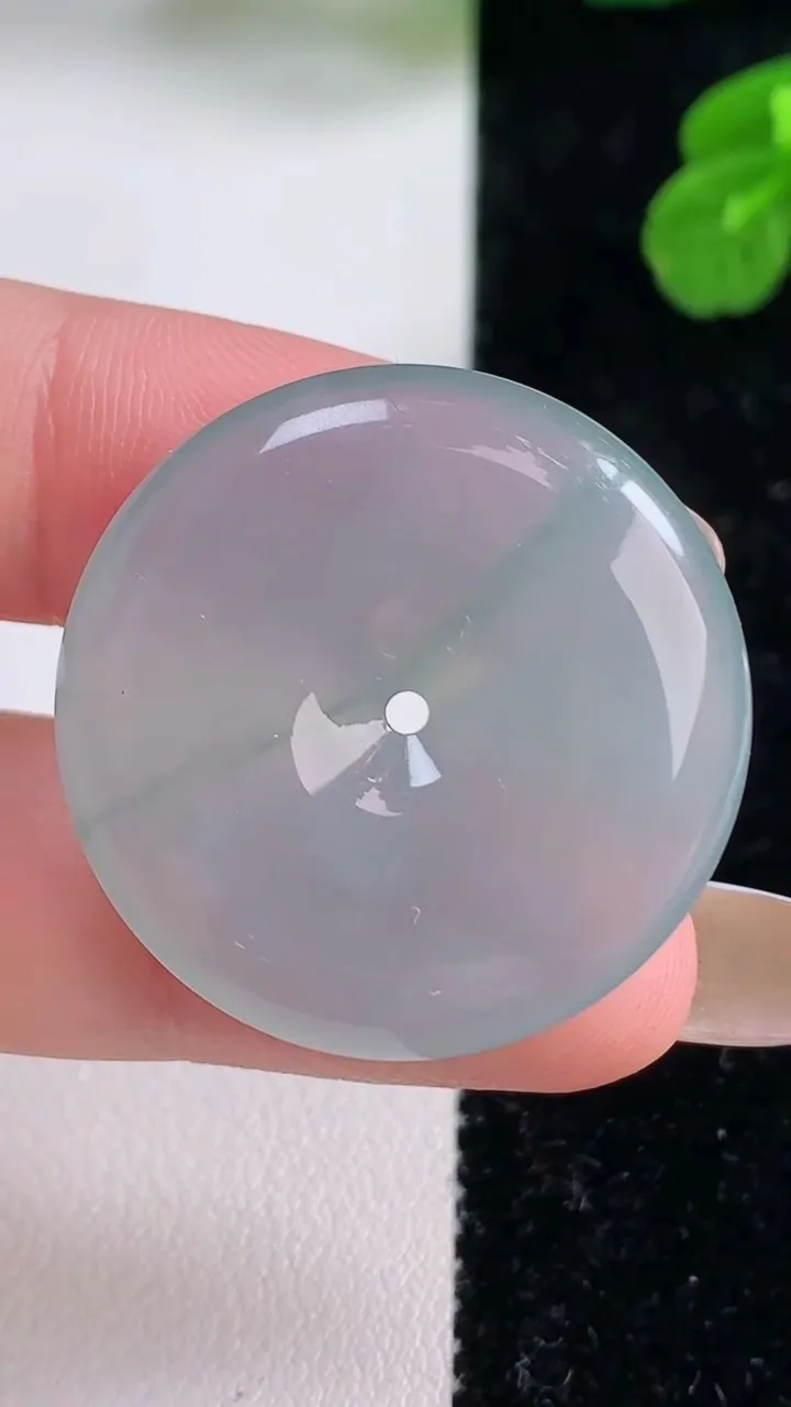 天然A货翡翠冰种飘花平安扣吊坠，尺寸30-5.7，重量:10.87g
11月18日