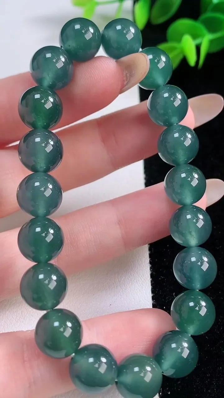 天然A货翡翠圆珠手串，尺寸10-19颗，重:33.05g11月18日
工厂直销收藏佳品,种好水足，色泽均匀，有种有色，上手高大气！