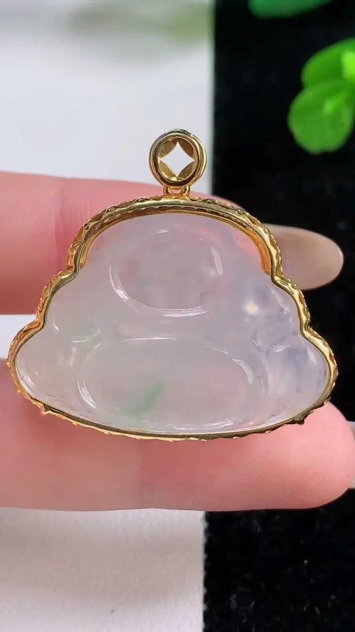 天然A货翡翠佛公吊坠，尺寸31.3-23.6-33.4-8.7，重量:8.27g
11月18日