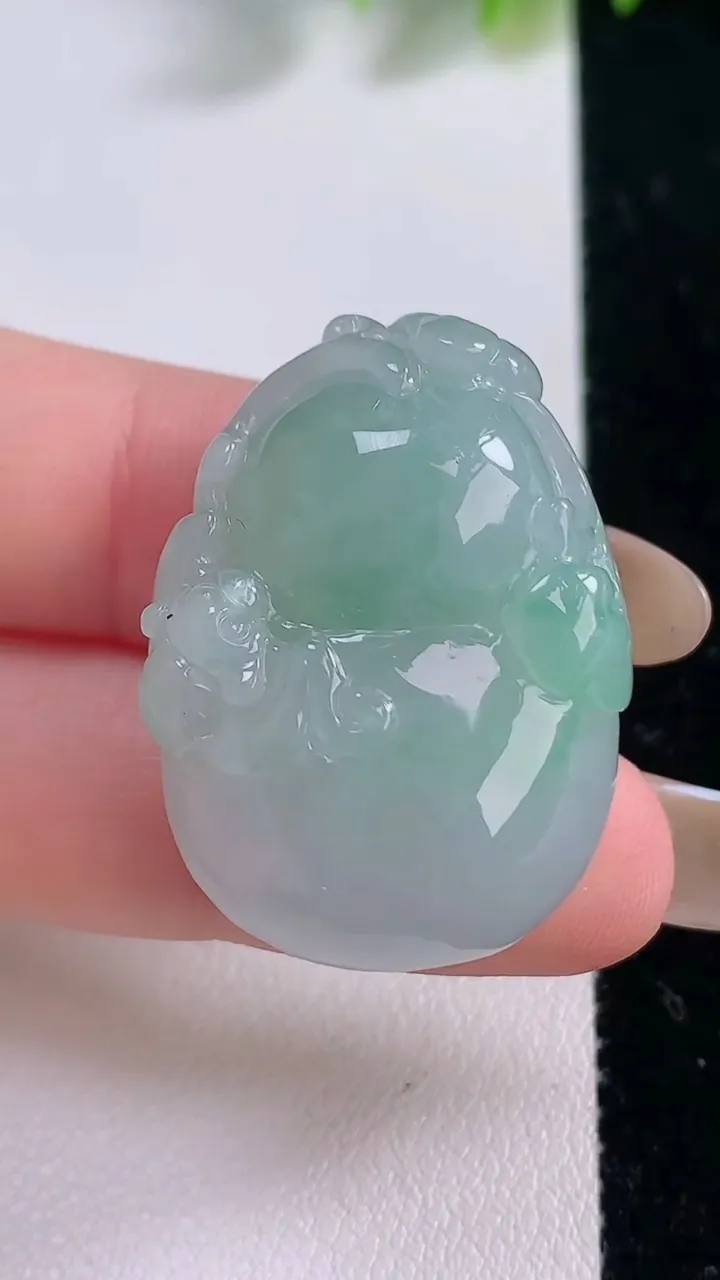 天然A货翡翠葫芦吊坠，尺寸31.8-23.4-12，重量:16.45g
11月18日