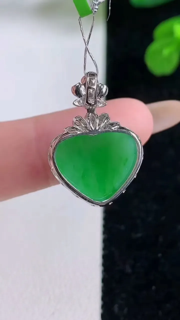 天然A货翡翠爱心吊坠，尺寸22.3-15.3-7.7，裸石12-14.3重量:2.41g
11月18日