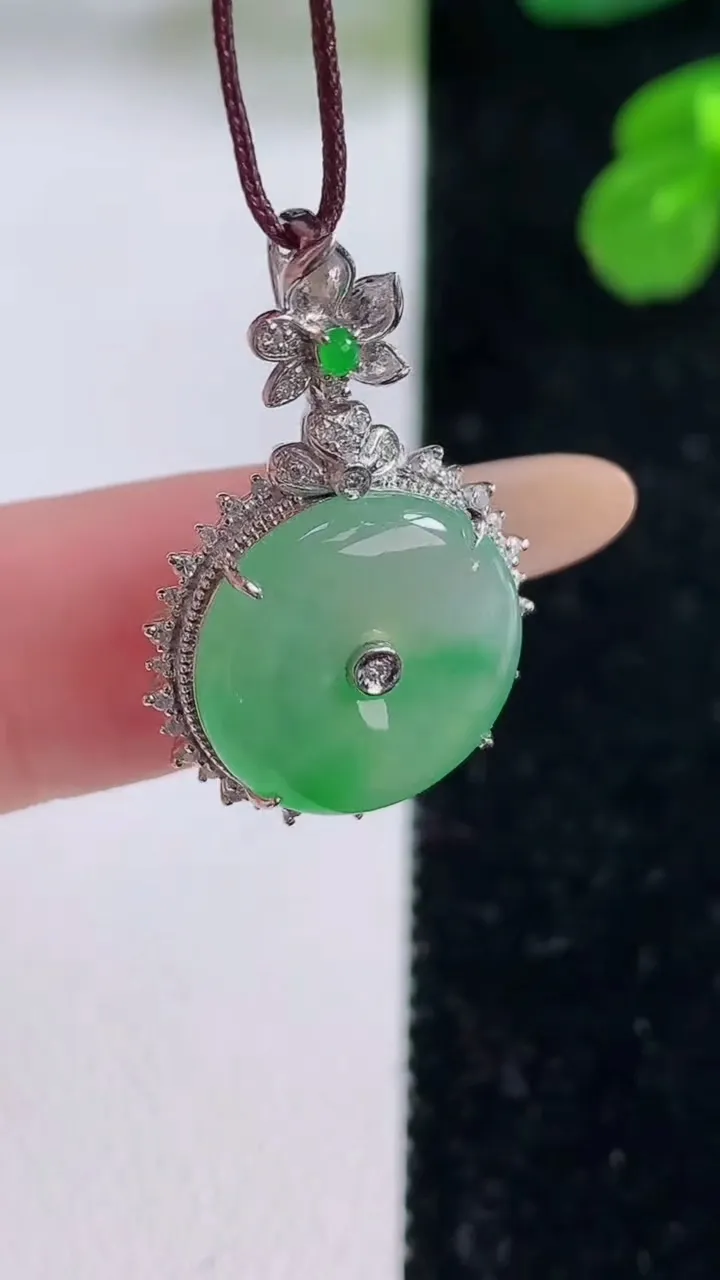 天然A货翡翠平安扣吊坠，尺寸26.7-16.5-6.4，重量:3.55g
11月18日