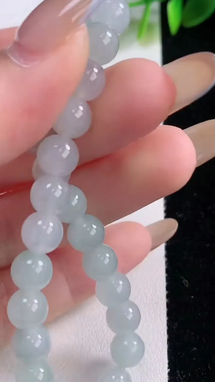 天然A货翡翠圆珠手串，尺寸7.5-27颗，重量:16.04g11月18日
工厂直销收藏佳品,种好水足，色泽均匀，有种有色，上手高大气！