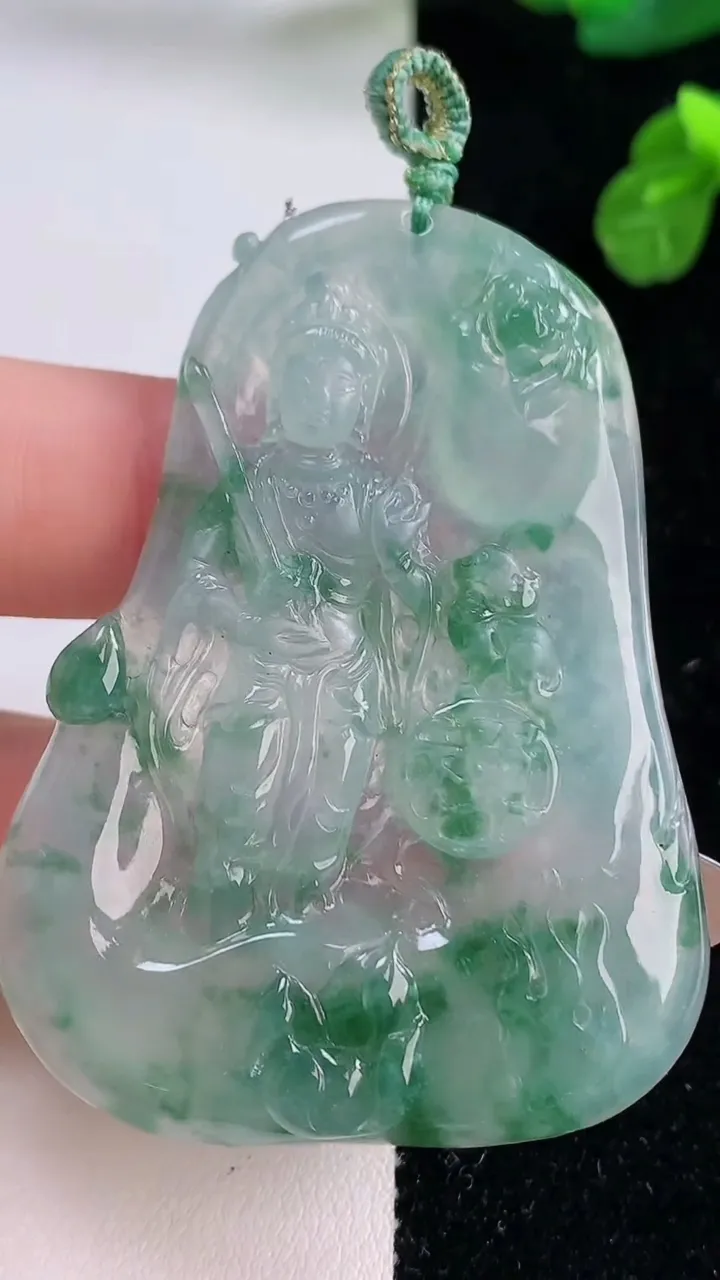 天然A货翡翠种飘花文殊菩萨吊坠，尺寸58.4-42.4-5.9，重量:25.19g
11月18日