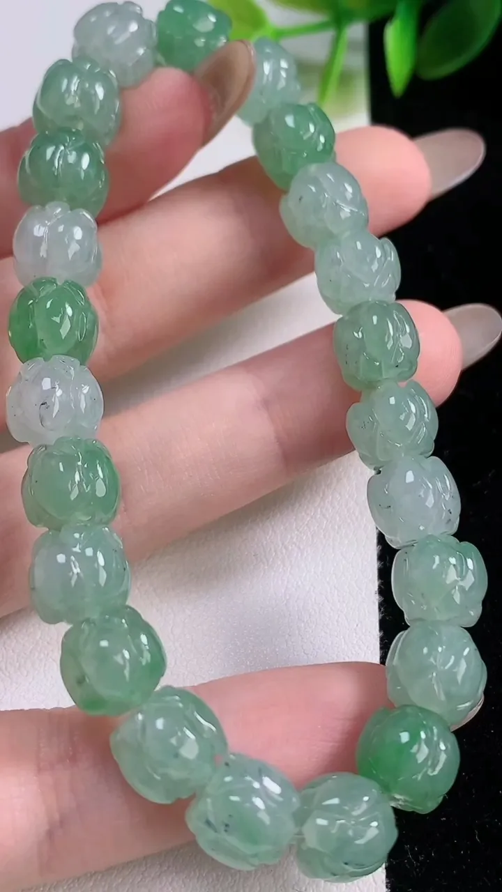 天然A货翡翠莲花手串，尺寸8.7-7.2-23颗，重量:27.08g11月18日
工厂直销收藏佳品,