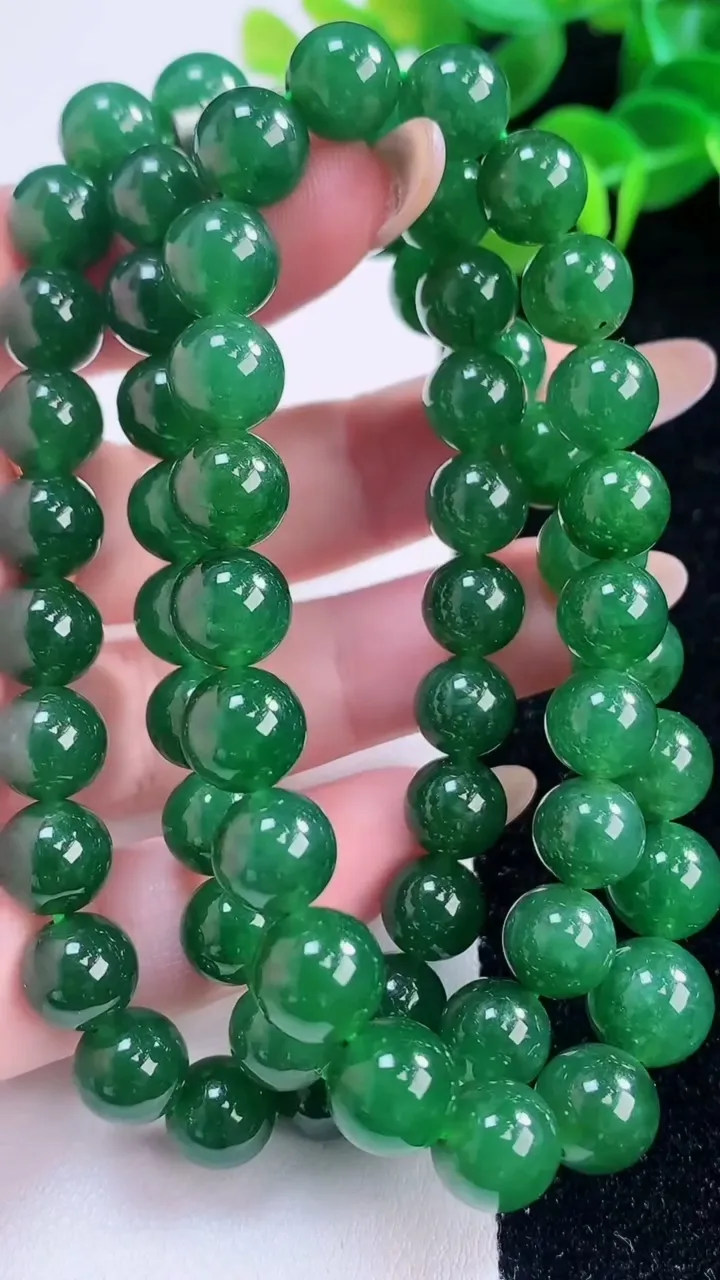 天然A货翡翠圆珠项链，尺寸9.3-65颗，重:71.12g11月18日
工厂直销收藏佳品,种好水足，色泽均匀，有种有色，上手高大气！