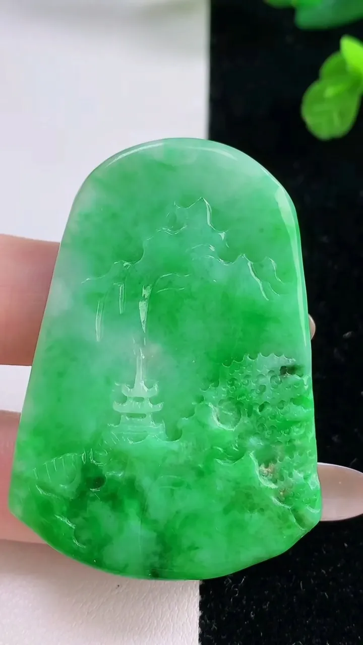 天然A货翡翠山水牌吊坠，尺寸52.4-36.2-5.4，重量:22.00g
11月18日