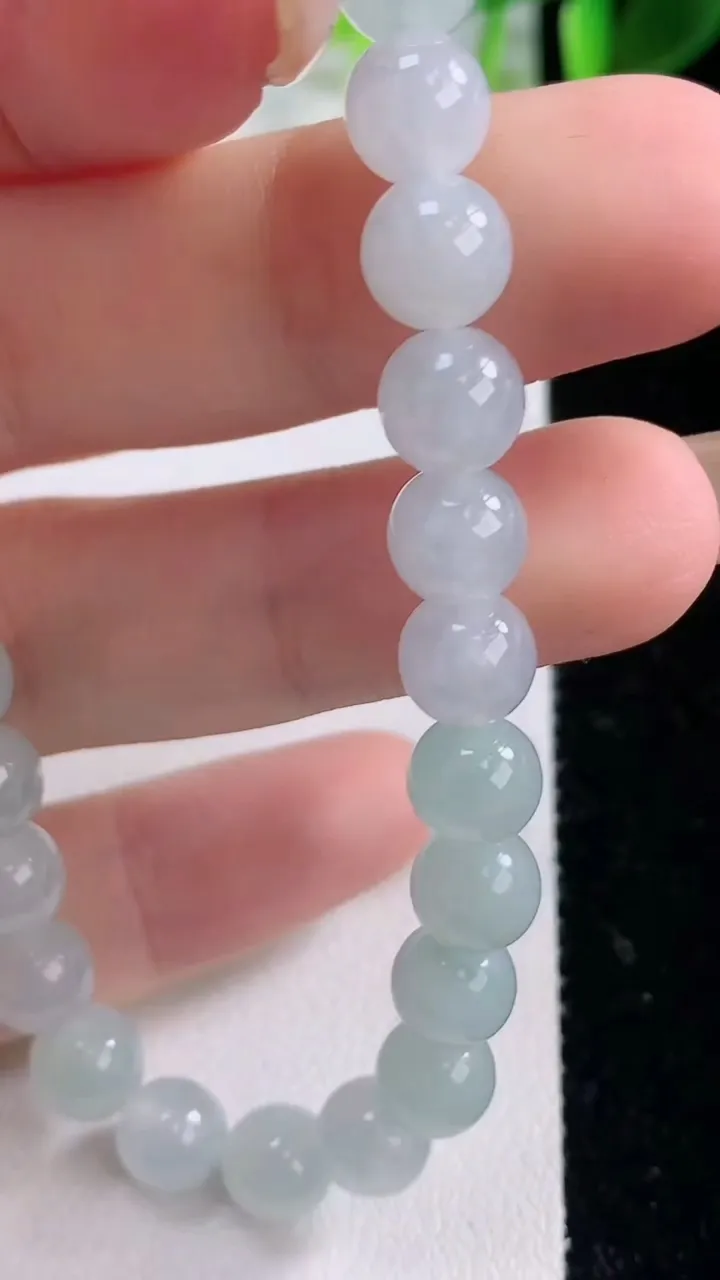 天然A货翡翠圆珠手串，尺寸7.5-27颗，重量:16.04g11月18日
工厂直销收藏佳品,种好水足，色泽均匀，有种有色，上手高大气！