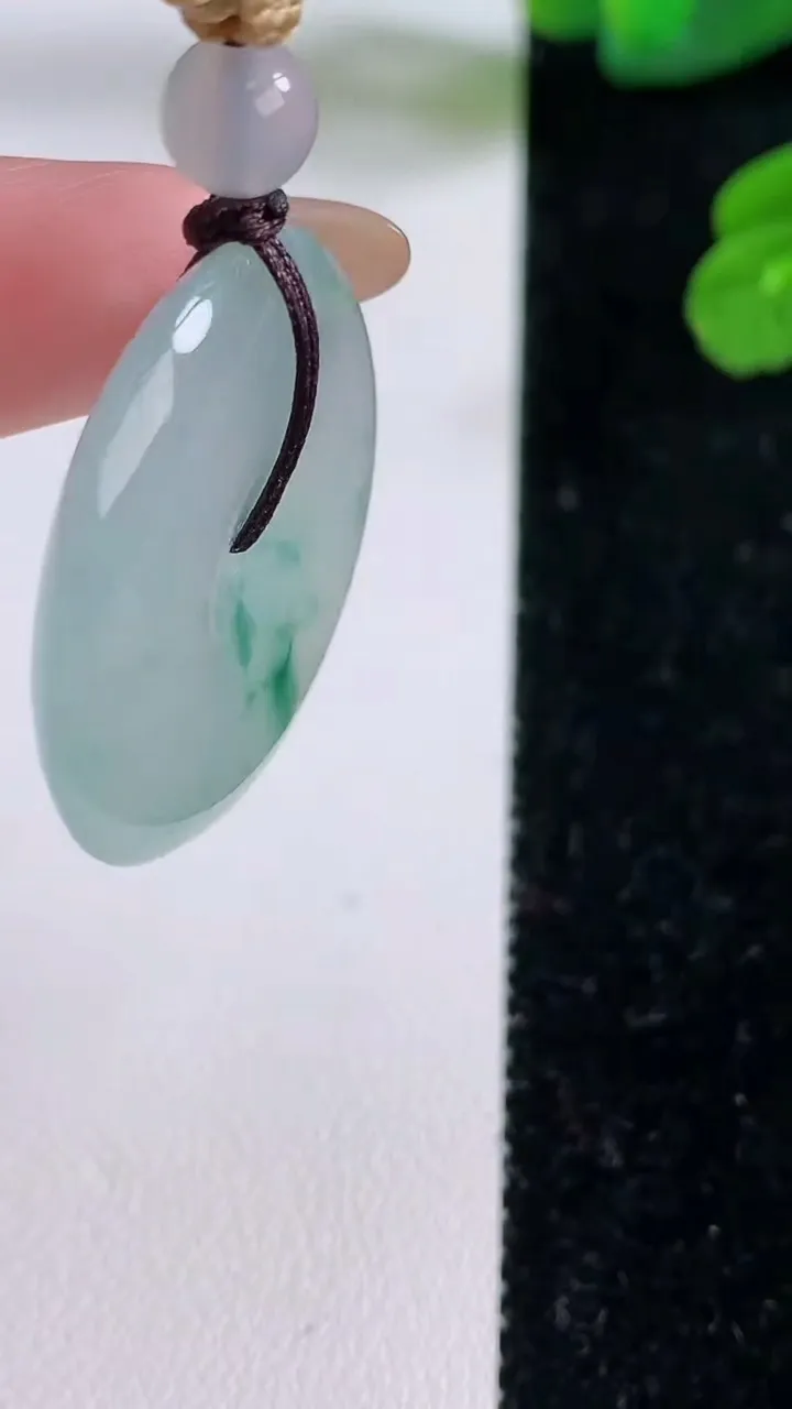 天然A货翡翠冰种飘花平安扣吊坠，尺寸29.4-5.5，重量:13.05g
11月18日