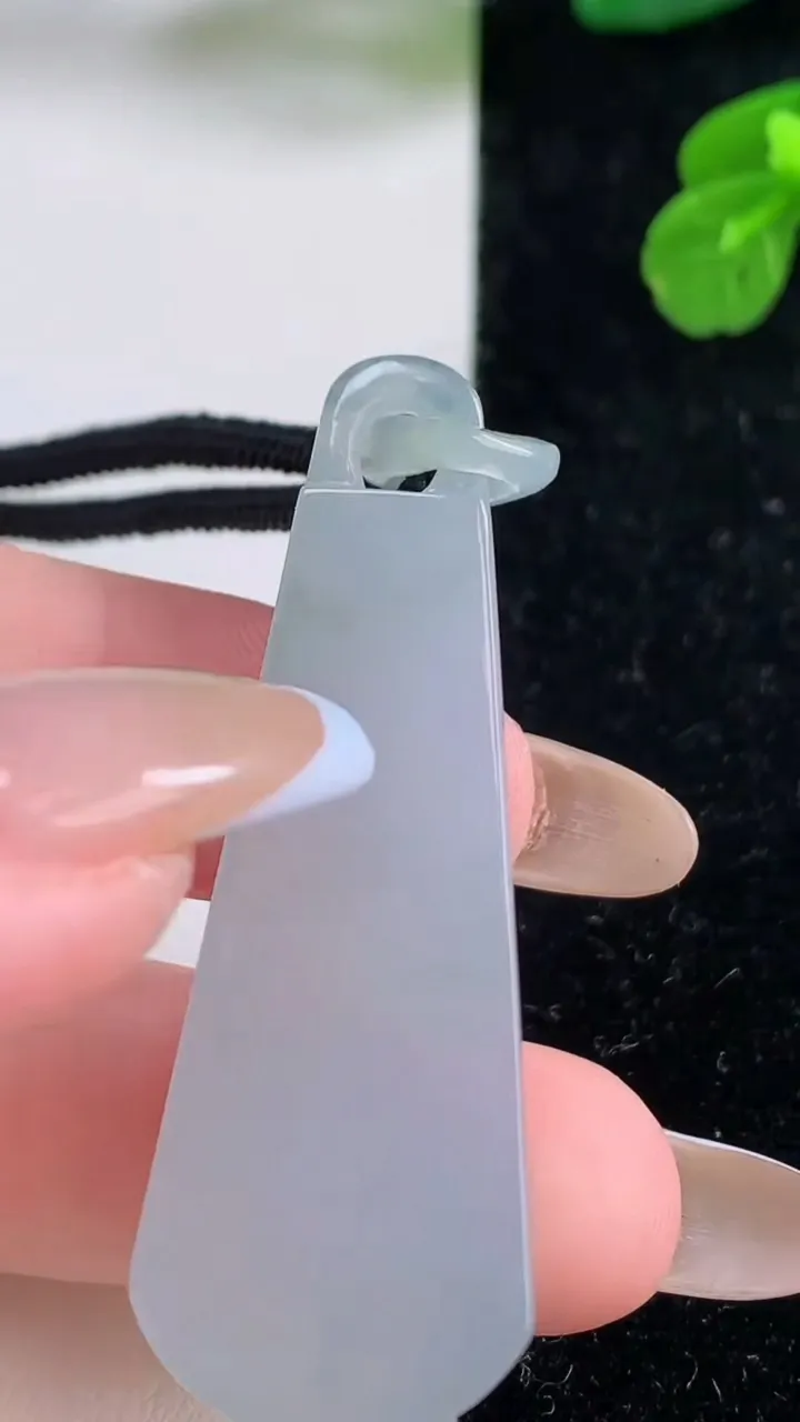 天然A货翡翠冰种飘花无事牌吊坠，尺寸50.3-17.5-6.5，重量:18.50g
11月18日