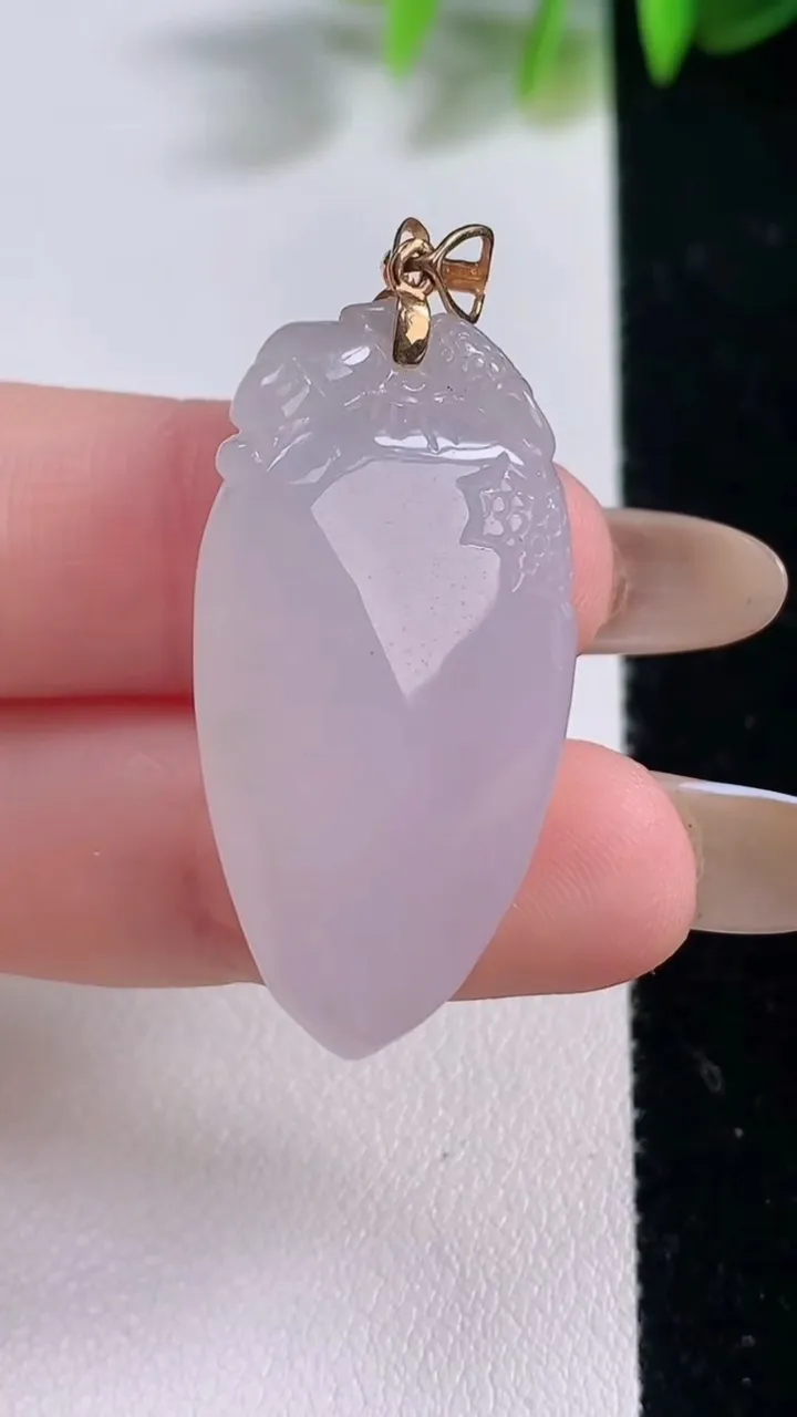 天然A货翡翠种白冰福瓜吊坠，尺寸34.3-18-10.8，重量:11.31g
11月18日