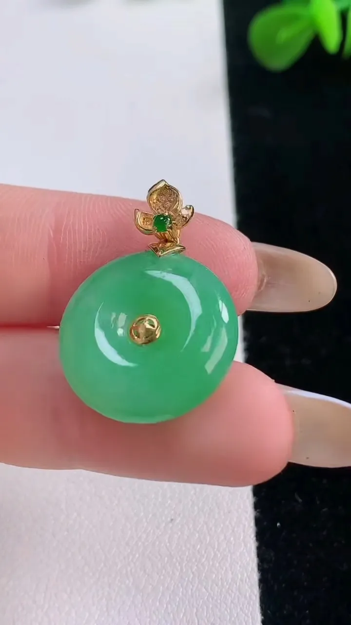 天然A货翡翠平安扣吊坠，尺寸18.6-5.4，重:4.74g
11月18日