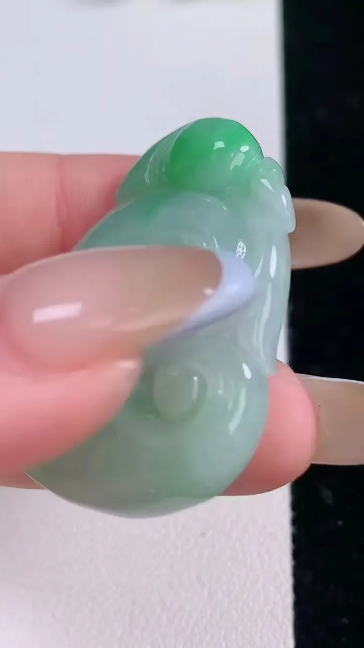 天然A货翡翠如意吊坠，尺寸38.2-26.7-6.4，重量:13.73g
11月18日