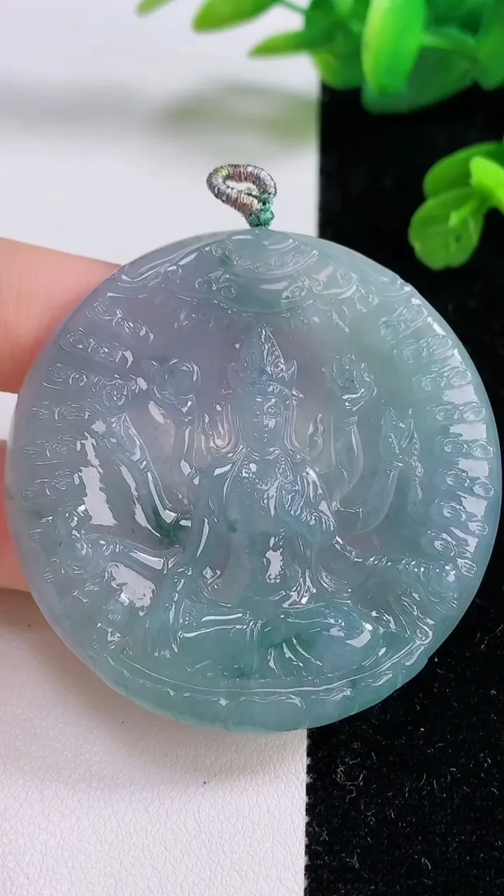 天然A货翡翠冰种紫罗兰千手观音吊坠，尺寸53-5.3，重量:31.89g
11月18日