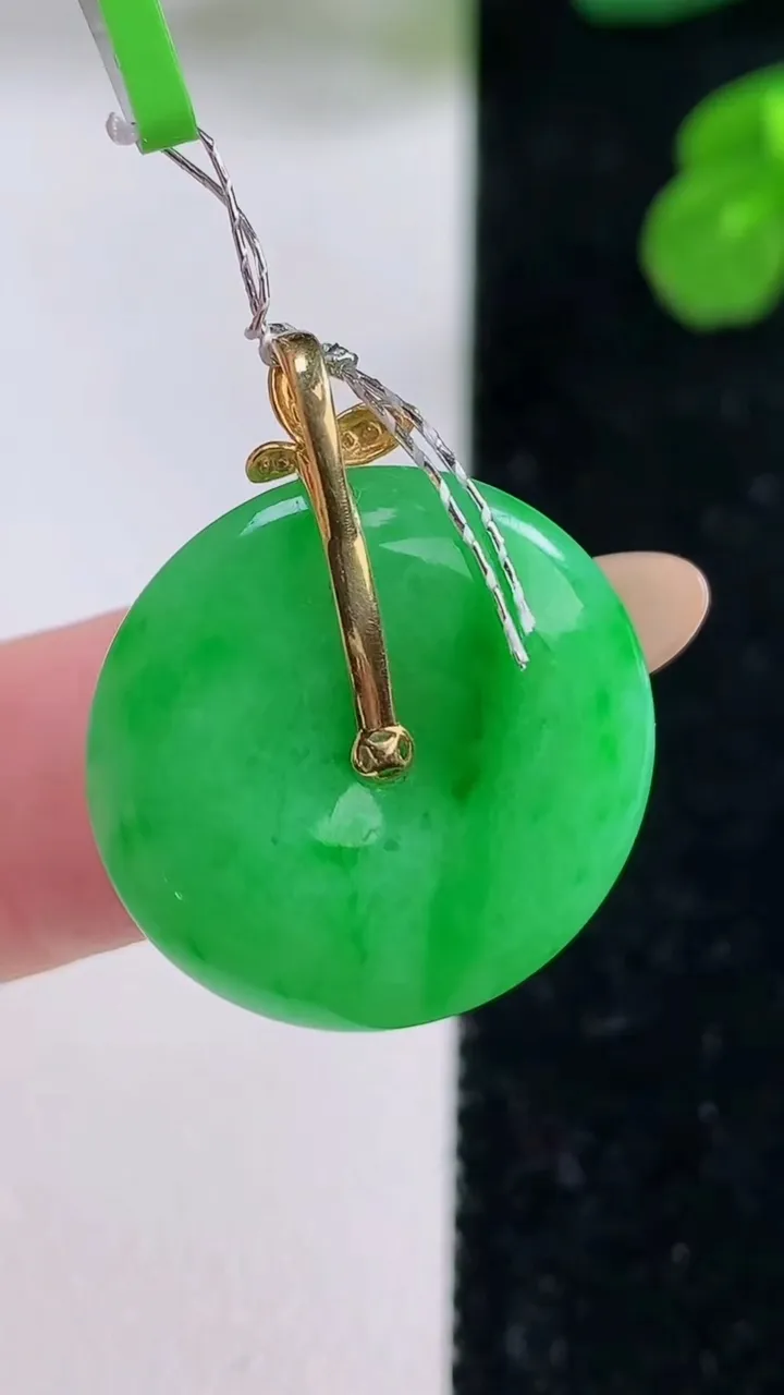 天然A货翡翠平安扣吊坠，尺寸21.2-4.4，重量:4.90g
11月18日