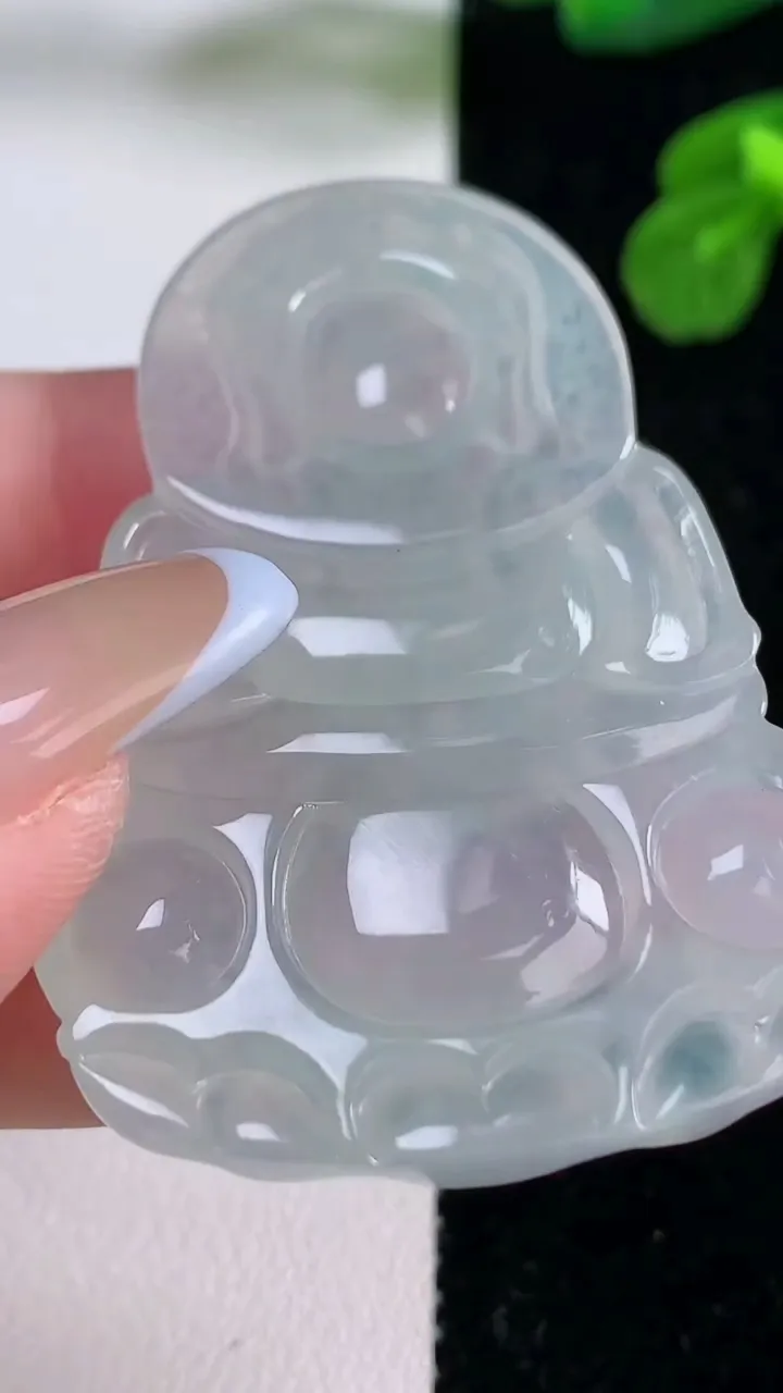 天然A货翡翠种白冰观音菩萨吊坠，尺寸52.4-34.5-5.2，重量:18.32g
11月18日