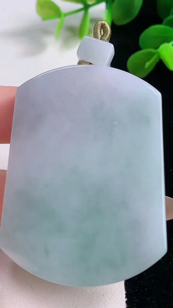 天然A货翡翠无事牌吊坠，尺寸56.7-41-5.8，重量:41.44g
11月18日