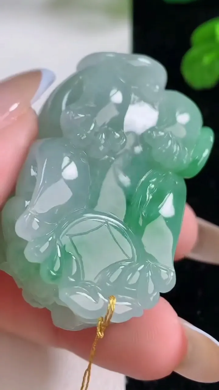 天然A货翡翠貔貅吊坠，尺寸44.7-26-19.6，重量:50.24g
11月18日