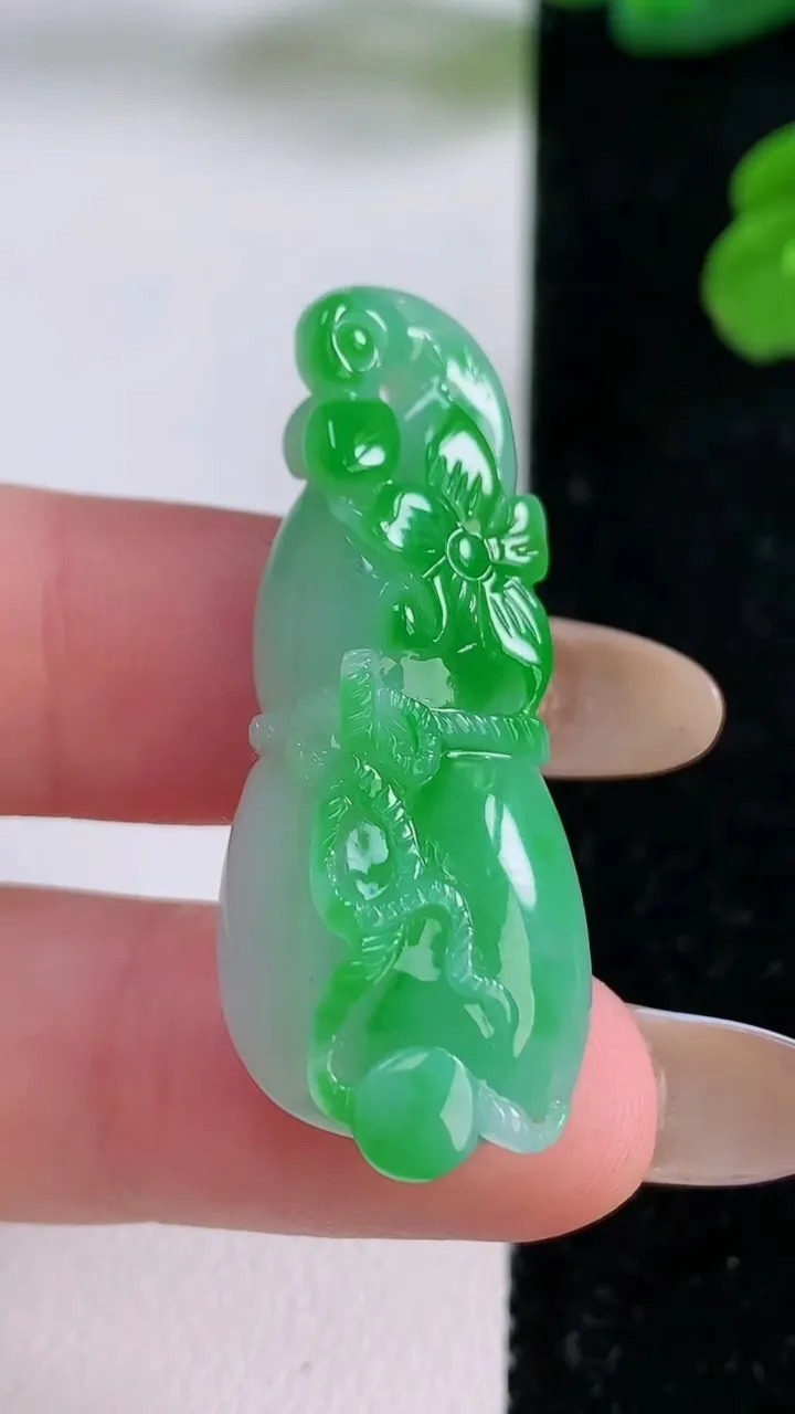 天然A货翡翠葫芦吊坠，尺寸38-14.7-10.3，重量:9.42g
11月18日