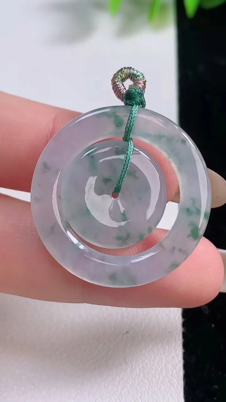 天然A货翡翠冰种飘花母子平安扣吊坠，尺寸28.8-2.9，重量:5.23g
11月18日