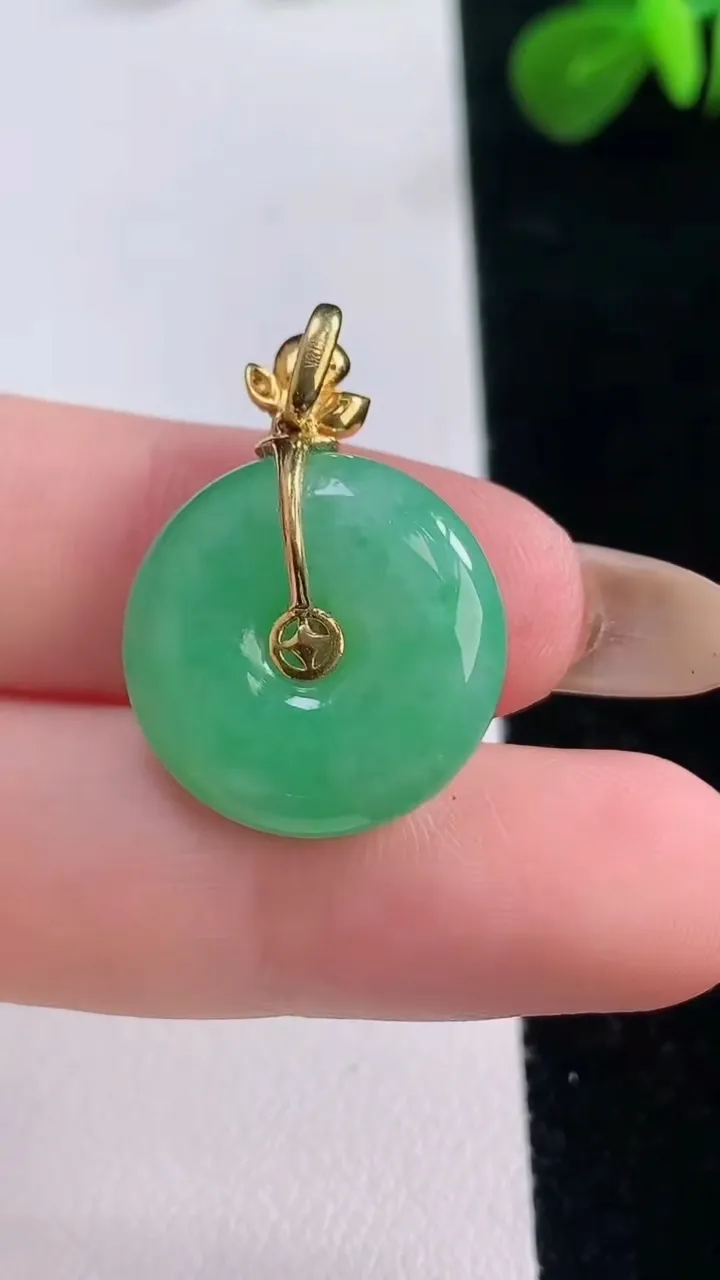 天然A货翡翠平安扣吊坠，尺寸18.6-5.4，重:4.74g
11月18日