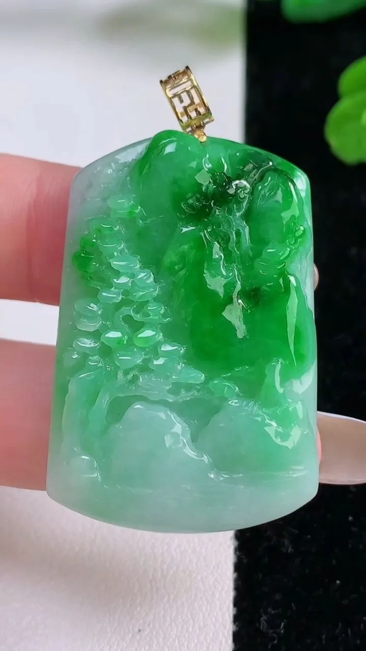 天然A货翡翠山水牌吊坠，尺寸40.8-27-5.9，重量:15.80g
11月18日